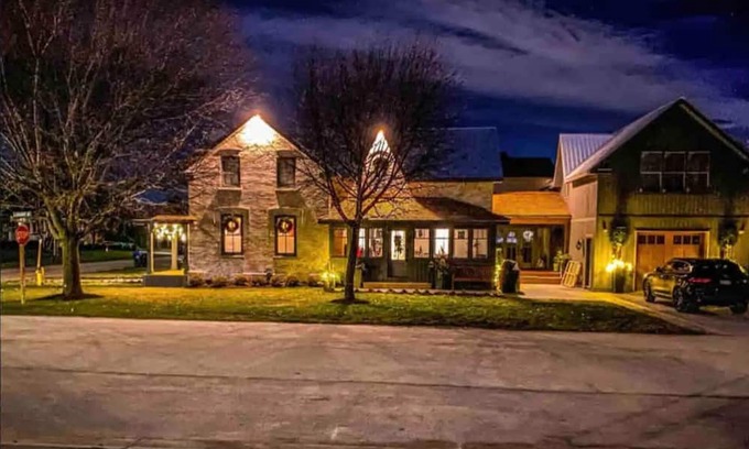 Creemore Bed & Breakfast | The Aviary - Queen Bedroom with Private Bath in Charming Creemore B&B