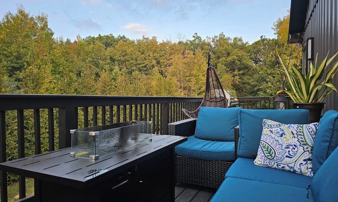 Elkton House | Secluded Barndominium Retreat. Minutes from Fair Hill International. 10min UD