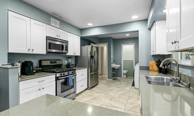 St. Edwards House | Luxury 5BD-5min DownTown/Airport-With Firepit/BBQ
