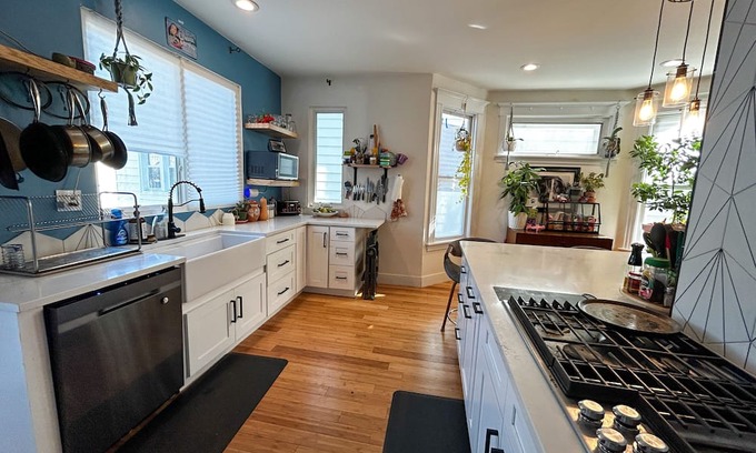 Irving Park House | Spacious Family Haven- Working Space and Kid Space