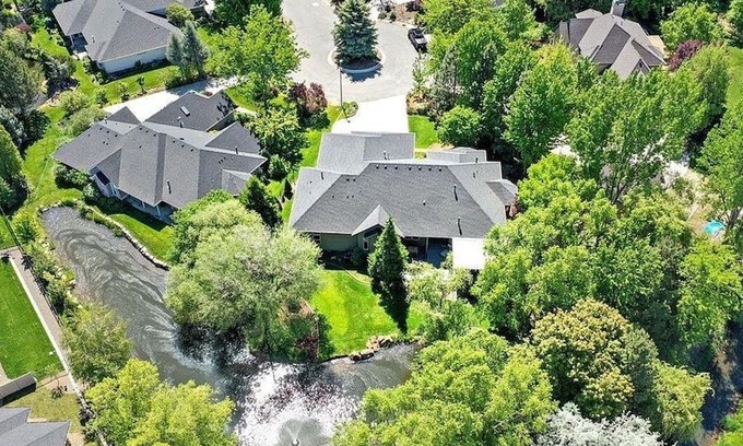 Northwest Boise City House | Luxurious Waterfront Oasis: Exclusive Single-Level Retreat with Stunning Views