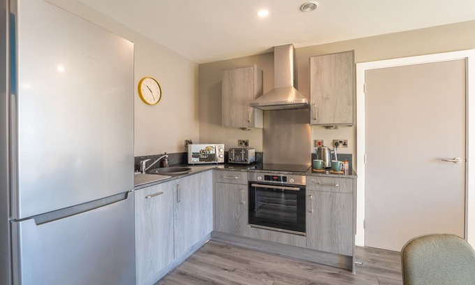 The Docks Apartment | Amazing Apartment*Next to M&S Arena