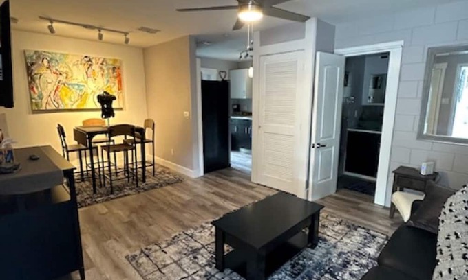 South Orange House | Short-Term Cozy Bungalow in Downtown Orlando Near Hospitals and Business Core