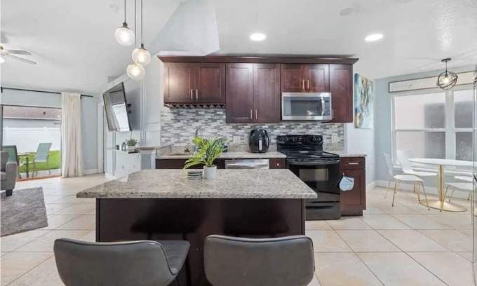 St. Cloud House | 3BDR, Firepit + 15 Min Lake Toho!