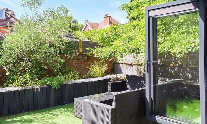 Bournemouth Cottage | You will adore this stylish cabin, the perfect Hideaway for two.