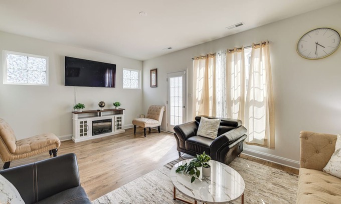 Midlothian House | Modern Midlothian Gem: Deck, Near Hiking & Golfing