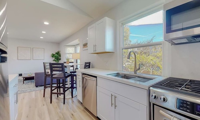 Venice Apartment | Amazing Venice 2bd Walk to Beach