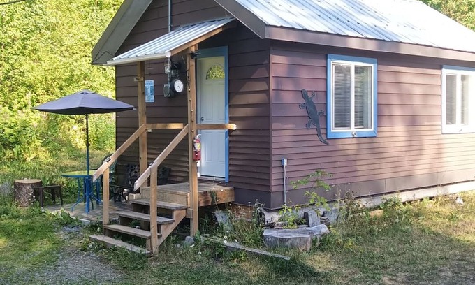 Likely House | Cozy cabin meters away from the Cedar creek and Quesnel Lakennnn