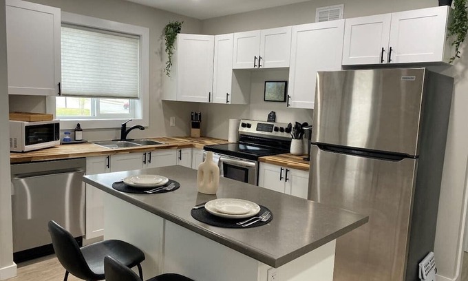 Sioux Lookout Apartment | Cozy apartment in lovely Sioux Lookout with AC, WiFi, Netflix, Amazon Prime