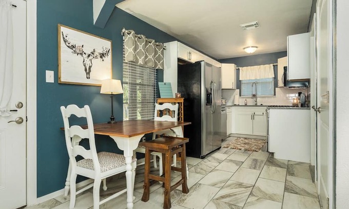 Lake Jackson House | The Charmer