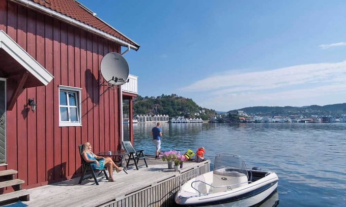 Flekkefjord Apartment | "Holiday apartment "Fagerstrand 2", Flekkefjord, in a beautiful location directly on the water, southern Norway, 2-3 persons, or 2 adults and 2 children, internet, living-dining area, 1 bedroom, 1 bathroom, non-smoking, changeover day Saturdays, n.