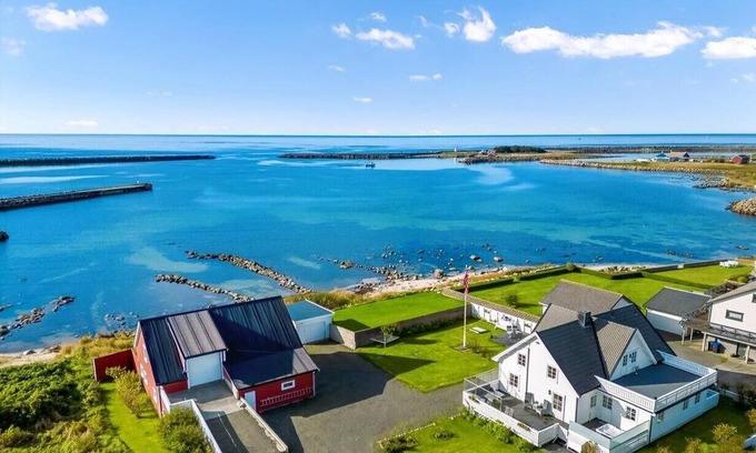 Borhaug House | Holiday home 'Havbris' new on offer, in Borhaug near Farsund, South Norway with own beach line, booking start now! House with flair and garden in south-facing location on bay with own sandy beach on Listafjorden, southern Norway, max 11 pers., ma