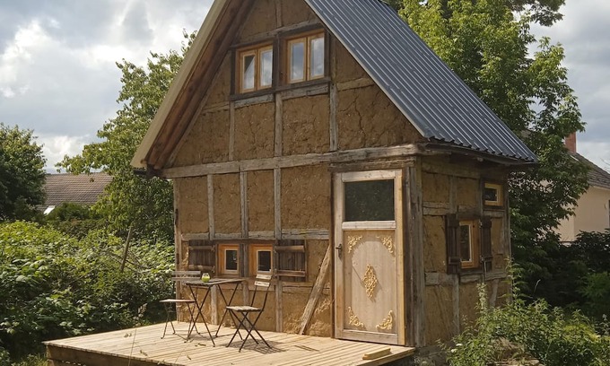 Kletzin Cabin | Tiny-house aus Holz und Lehm mit Eigenem Gartenbereich