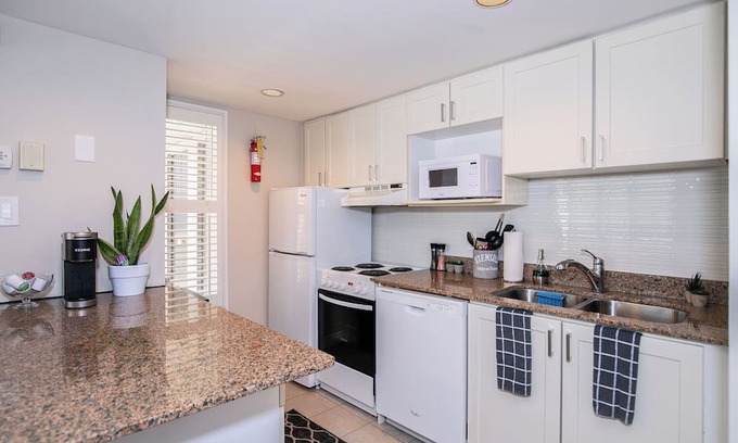 The Blue Mountains Condo | Mountainside Retreat - Ski in/out - Endless Coffee