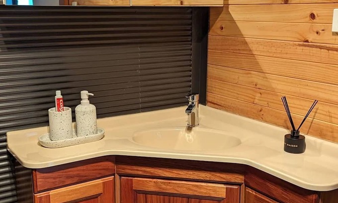 Grindelwald Cottage | A comfortable and charming granny flat in Swiss village of Tasmania.