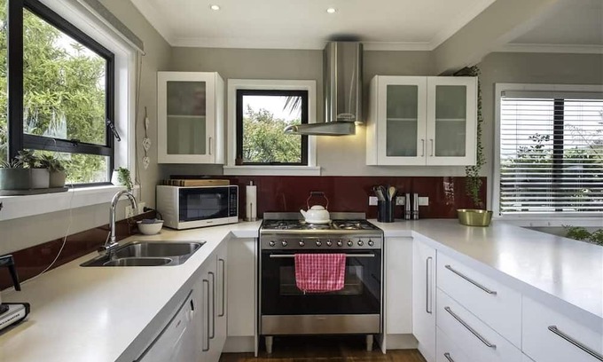 Taradale House | Osier Oasis, walk to Mission & Wineries!