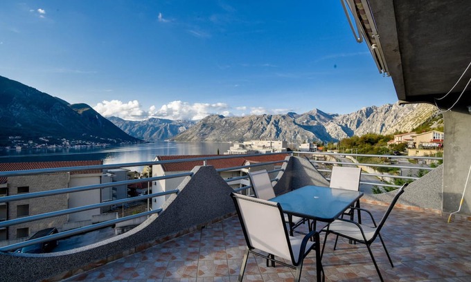 Dobrota Apartment | Sea and Nature View Flat w Balcony in Kotor