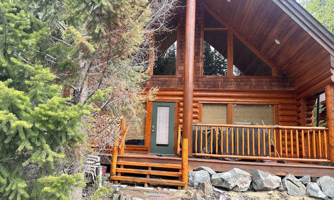 East Kootenay Cabin | Cozy & Quiet cabin for a family