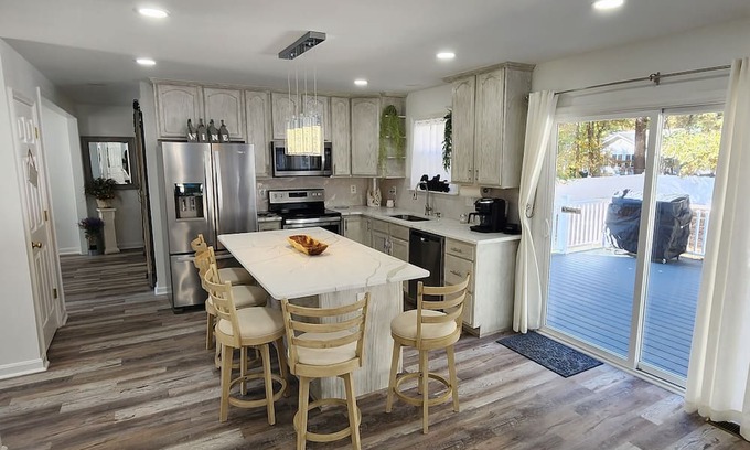 Issue House | Hideaway at Colonial Beach You can relax quiet hood just 5 Minutes to the Beach.
