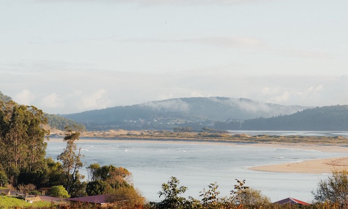 Cabana de Bergantinos House | Holiday Home 'Lar De Mar' with Sea View, Private Terrace and Wi-Fi