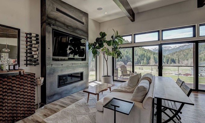Leavenworth Ski Chalet | Luxurious Retreat: Mountain Views, King Bed, Sauna, Fast WiFi, Creek, 5 Acres