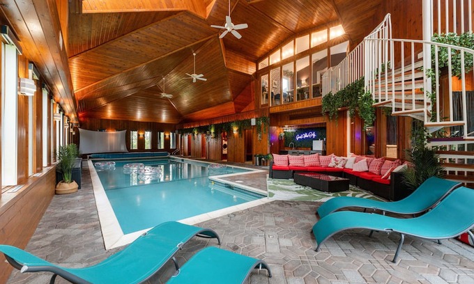 Munster Hamlet - Richmond House | 8000+ sq ft MANSION with indoor pool for 20+ guests! The Sens old Party House!