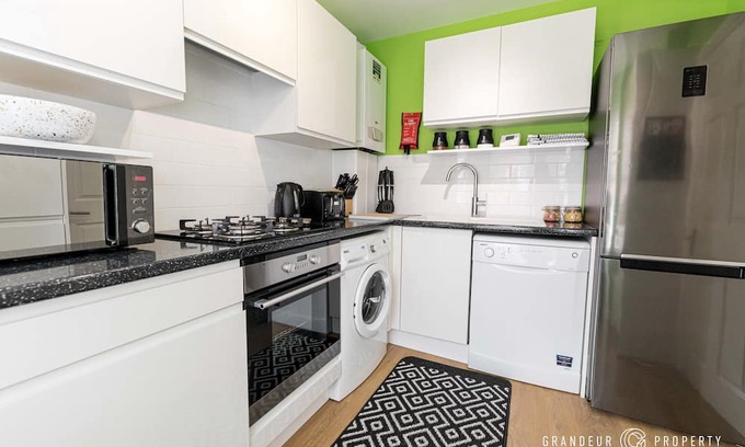 Poole House | Spacious & modern 3 bed, 10 min to beach, parking