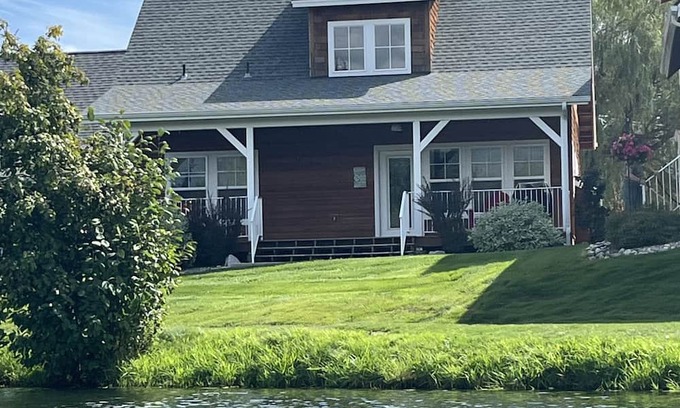 Dover Bay House | The Johnson House - 3 Bedrooms, 3 Baths Waterfront Parkside Bungalow