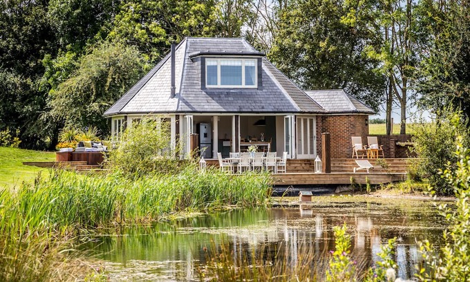 Pulborough Cabin | A tranquil Boathouse tailor-made for couples seeking a luxurious getaway.