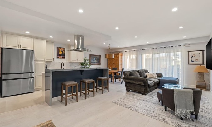 Sawtelle Condo | Cozy & Serene Brentwood Luxury Condo - 82 Walk Score -Pool/Spa