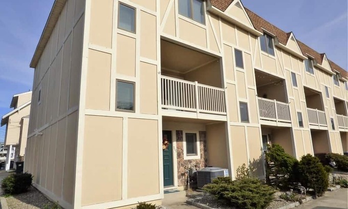 North End House | Cozy 3-bedroom townhome in amazing Ocean City with AC, WiFi. 1 Block from beach