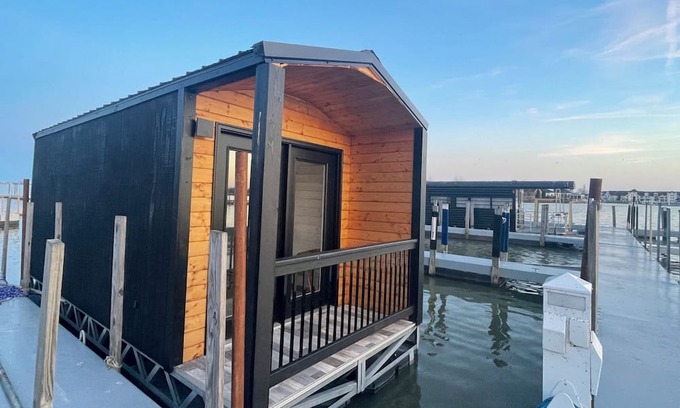 Sandusky Boat Rental | Lux Houseboat #2 at SoLSTAY