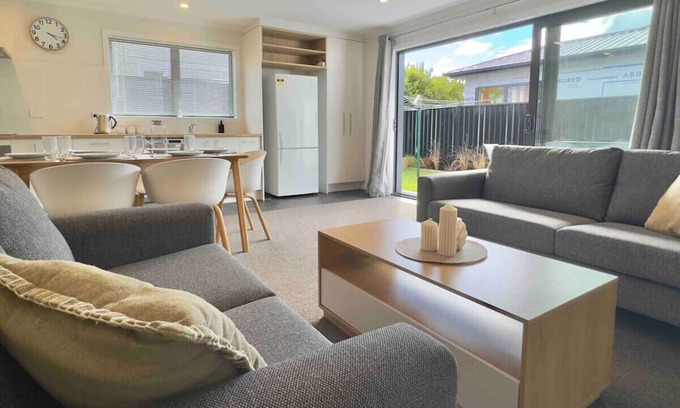 Hamilton House | Modern Retreat with King Bed - By KOSH BNB