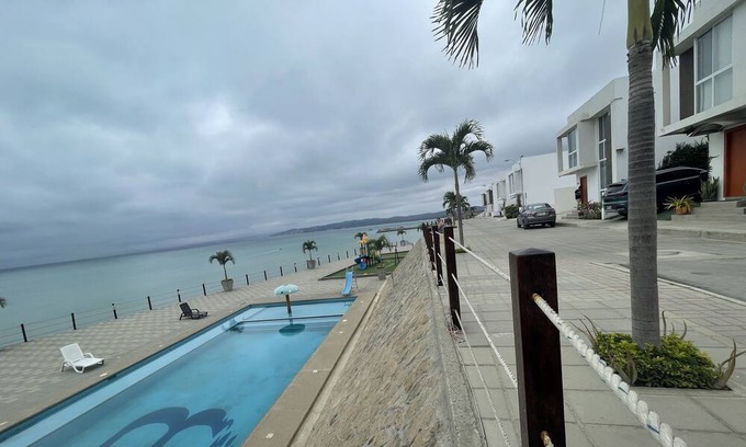 Manta House | Hermosa Casa con Piscina Frente al mar y Acceso Privado a Playa