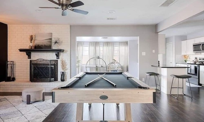 The Colony House | Central Moody Chic 4BR w/ Pool