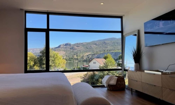 Okanagan-Similkameen House | Relax on the rooftop patio while looking at Lake Okanagan