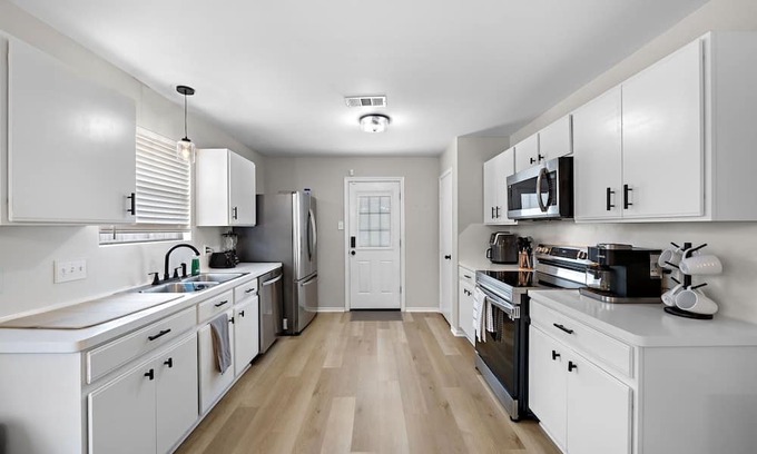 Tomball House | Tomball Modern Monthly Haven!