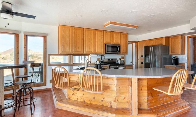 Dammeron Valley Cabin | Homestead Cabin/Housen15-20 minutes North of St.George by Snow Canyon State Park