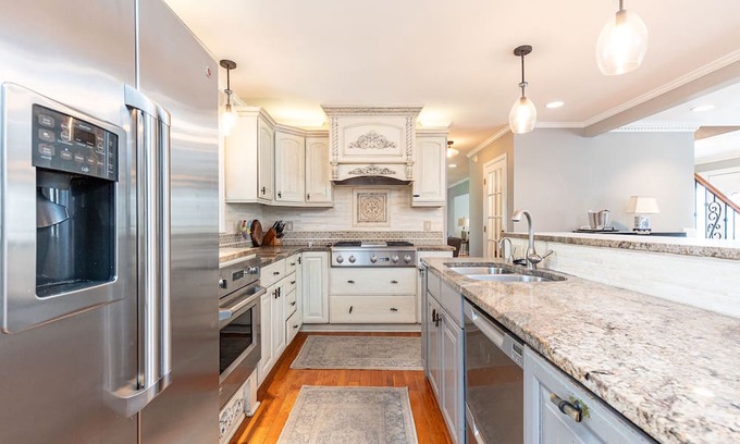 Dunwoody House | Serenity in Atlanta! Stylish Urban Escape