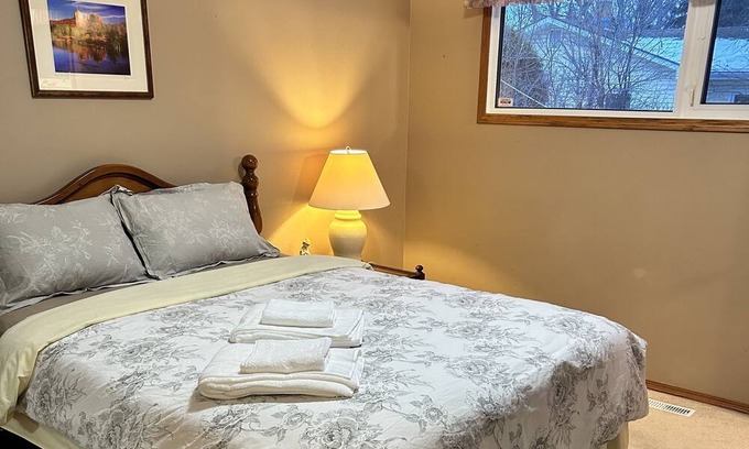 Regina House | Cozy 3 Bedrooms house, family-friendly. Close to UofR, Ring Rd, Sask Polytech.