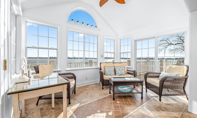 Coldwater Cottage | NEW- Pearl Beach Lakefront, Gorgeous View & Sandy Beach - Perfect for Gatherings