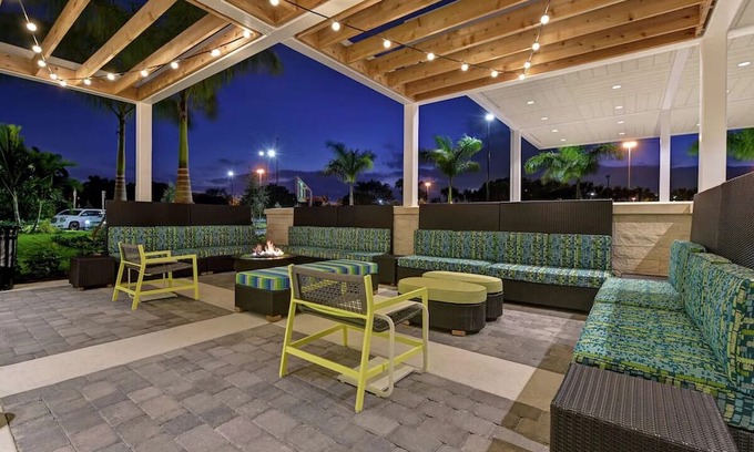 West Palm Beach House | West Palm Beach Gateway: 2 Bright Suites with Free Breakfast, Parking & Laundry