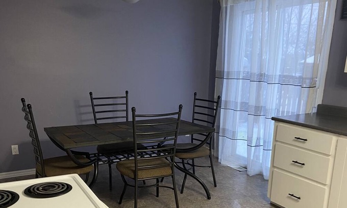 Longlac House | Cozy spacious 5 bed 2 bath home
