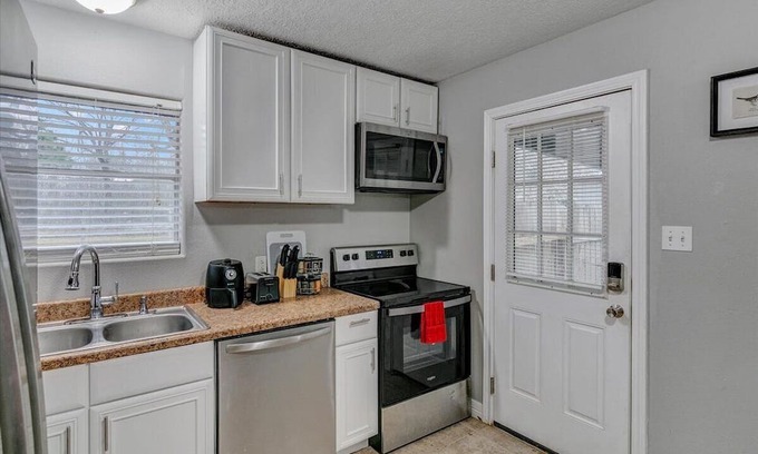 Bridge City House | Cozy 2 bedroom duplex in Bridge City