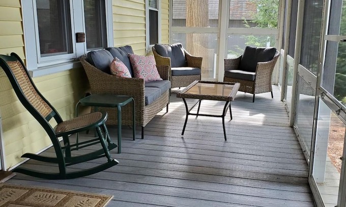 Alton Bay Cabin | Cheerful 4-bedroom cottage overlooking lake