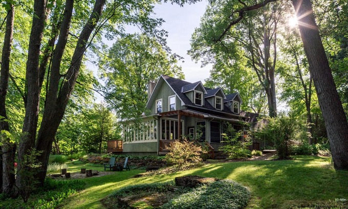 Mississippi Mills House | Waterfront Cottage with Sauna, Fire Pit, and Kayaks—A Film-Themed Experience!
