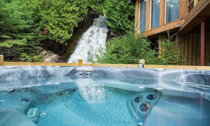Baie-St-Paul Ski Chalet | Hébergement-Charlevoix - CHU-35 A charming little waterfall to go with the spa