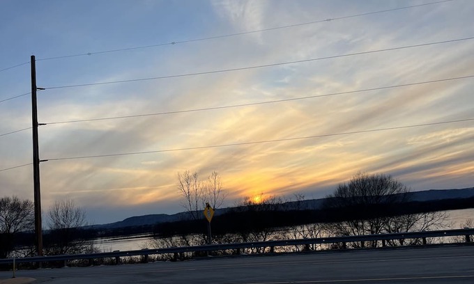 La Crosse House | Overlooking Lake Onalaska -- 2 full beds + bath in nostalgic motel