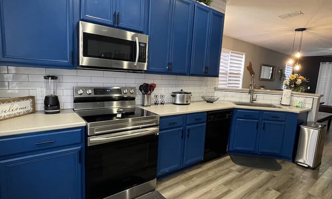 Crestwynd Bay House | 3 beds, 2 1/2 bath close to Disney and universal. nSleep up to 7. Community pool