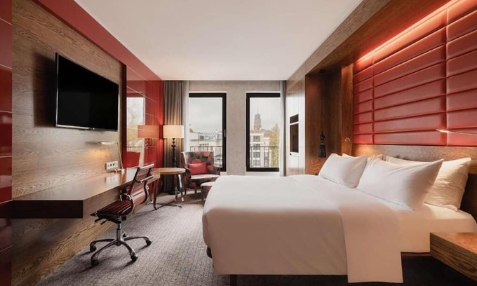 The Hague Center House | Centrally Located Stay Steps Away From Berlin Cathedral